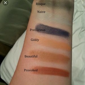 Younique mineral touch eyeshadow.